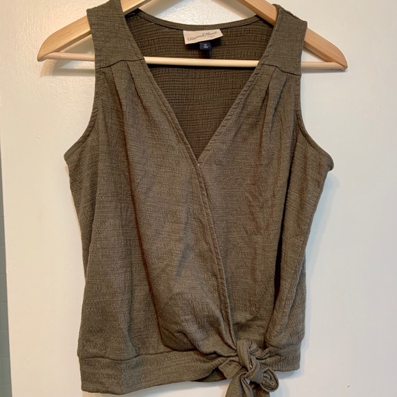 🌸 Olive wrap front knot blouse - Picture 5 of 6